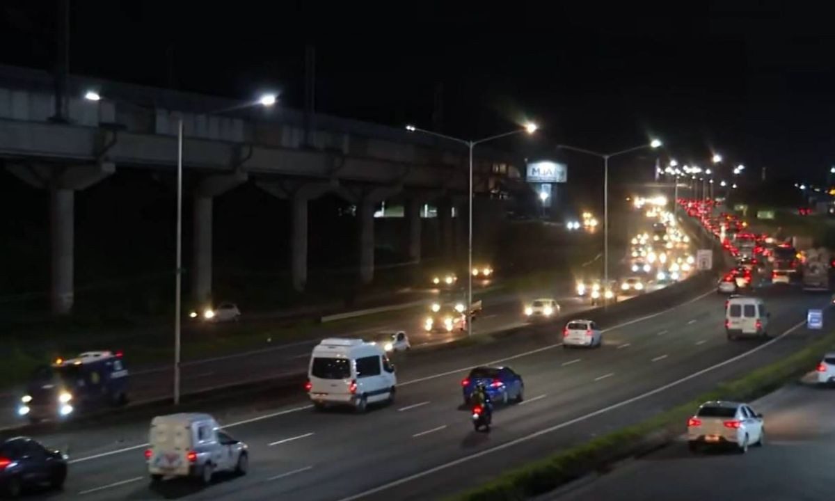 Fluxo é intenso na BR-324 e terminal rodoviário de Salvador antes do feriadão de Corpus Christi e São João