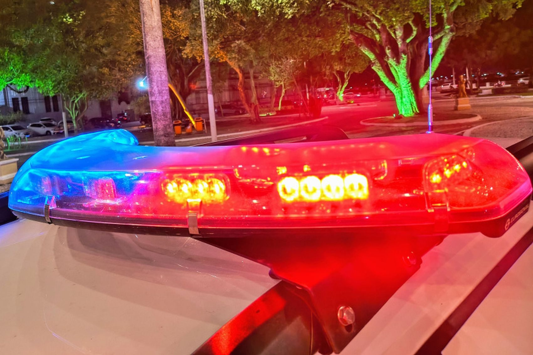 Homem morre após ser baleado enquanto tomava cerveja na calçada de uma mercearia