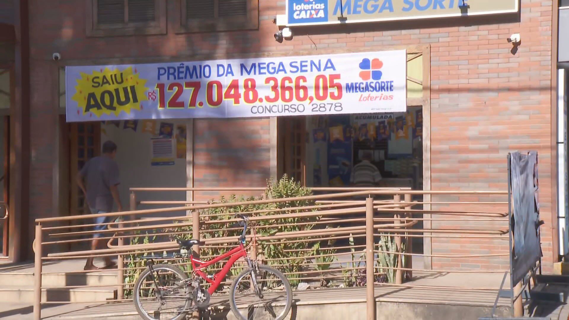 Prêmio da Mega-Sena: ‘Ganhador tá por aí, e eu tô pagando o pato’, diz idosa ameaçada após vizinho inventar que ela ficou milionária