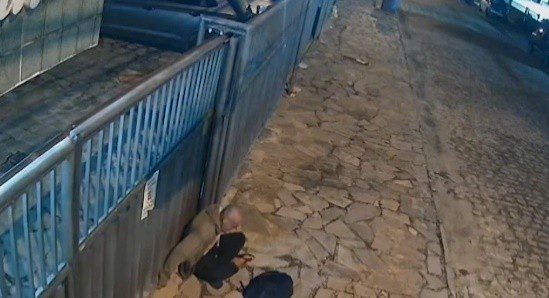 Câmeras de segurança registram homem tentando invadir dois prédios, em João Pessoa
