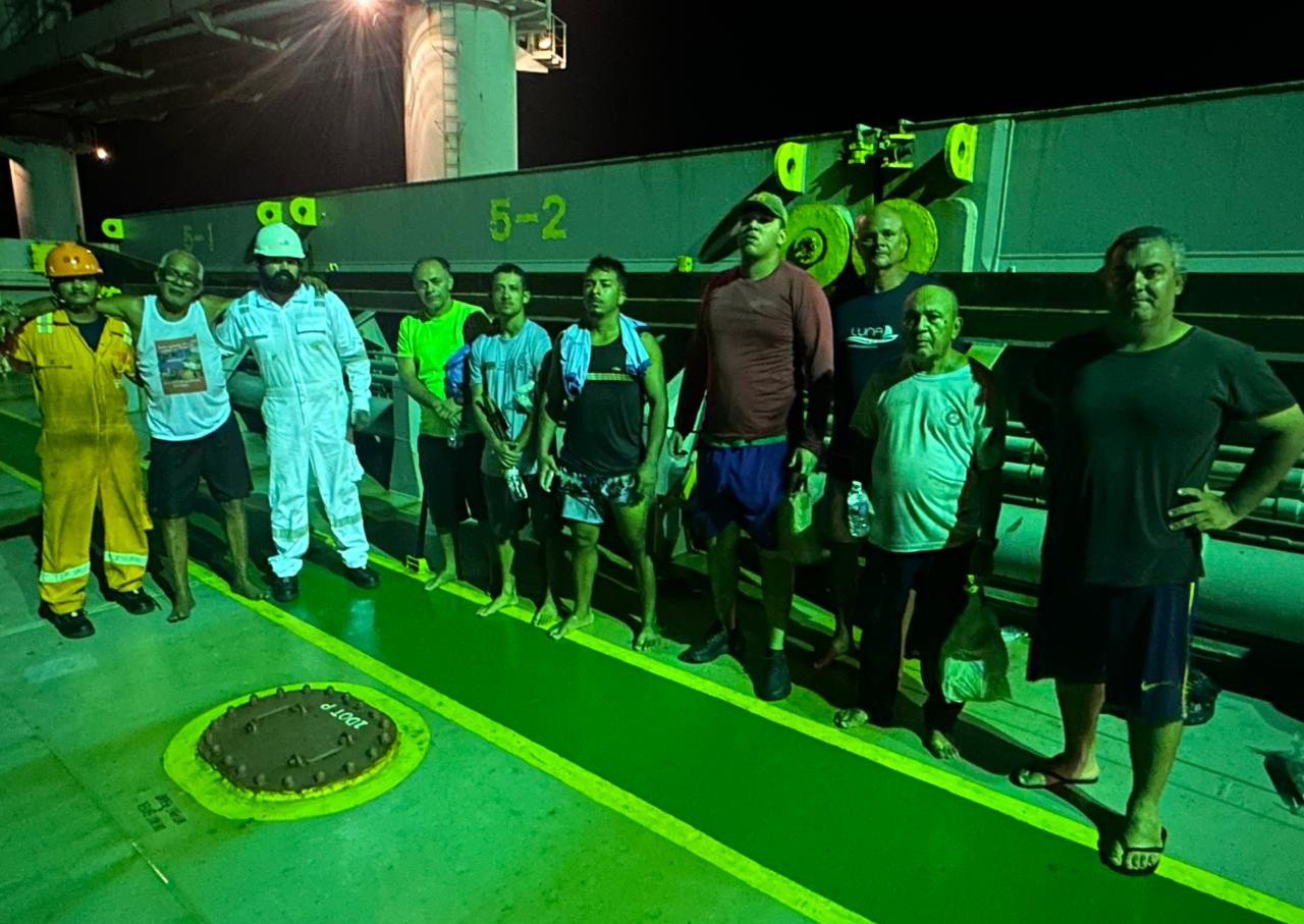 Navio naufraga a 90 km do litoral do RN; tripulação é resgatada