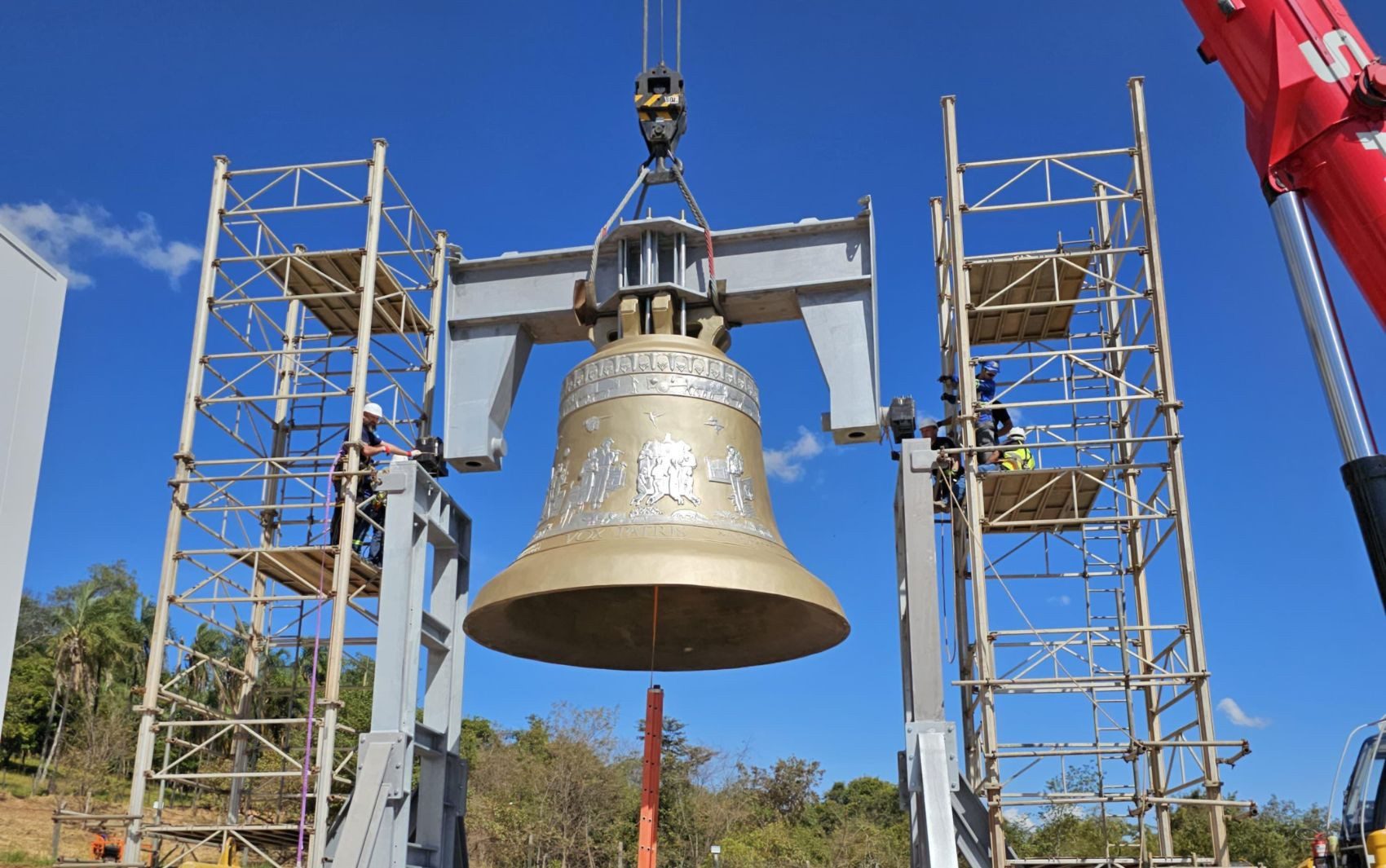 Maior sino que badala no mundo é içado durante preparação para Romaria do Divino Pai Eterno