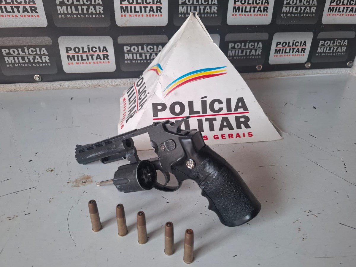 Após discussão por ciúmes, foragido da Justiça agride a esposa e a filha dela em Divinópolis