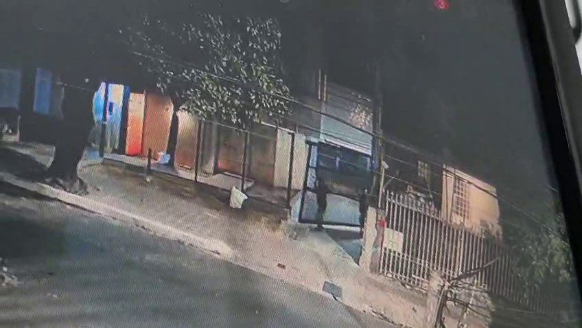 VÍDEO: câmera flagra ladrões retirando e carregando portão de prédio em BH