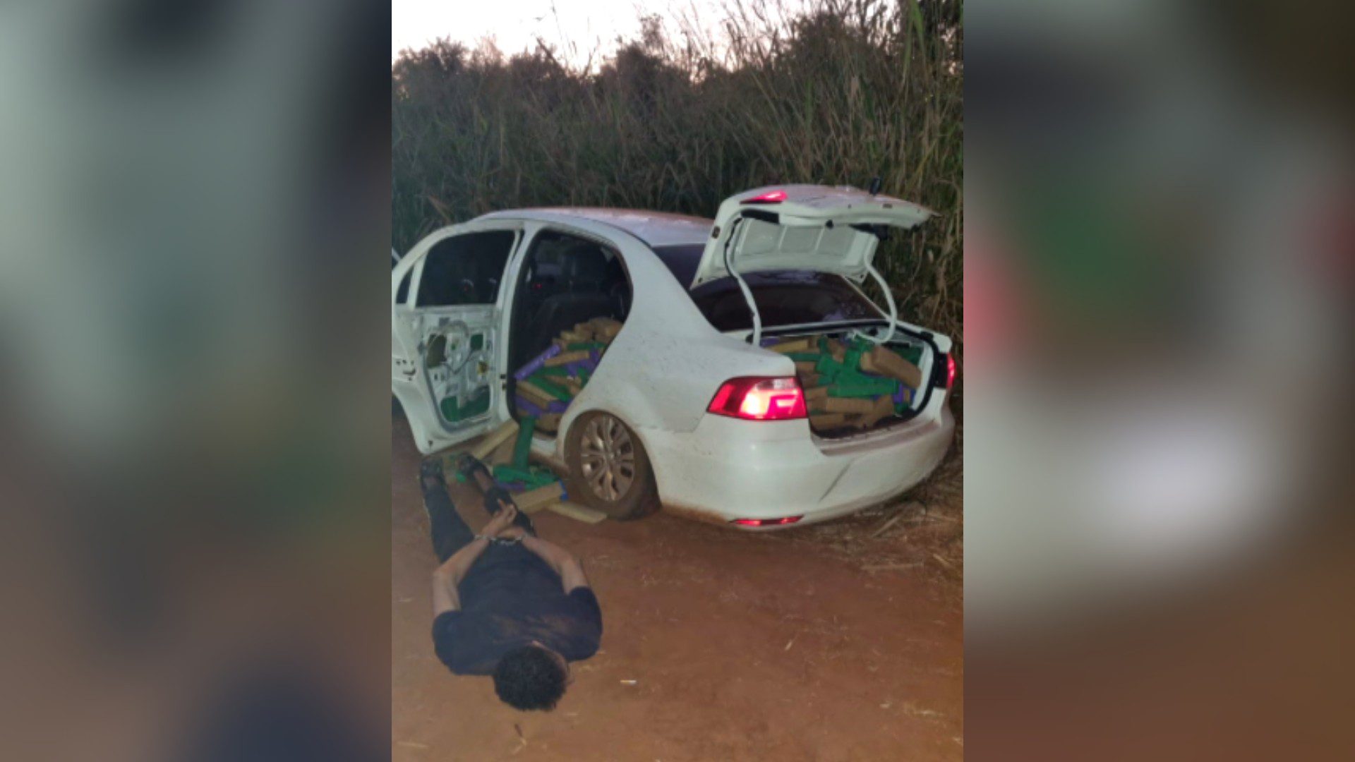 Mais de 800 kg de maconha que iriam para Uberlândia são apreendidos em carro na BR-153