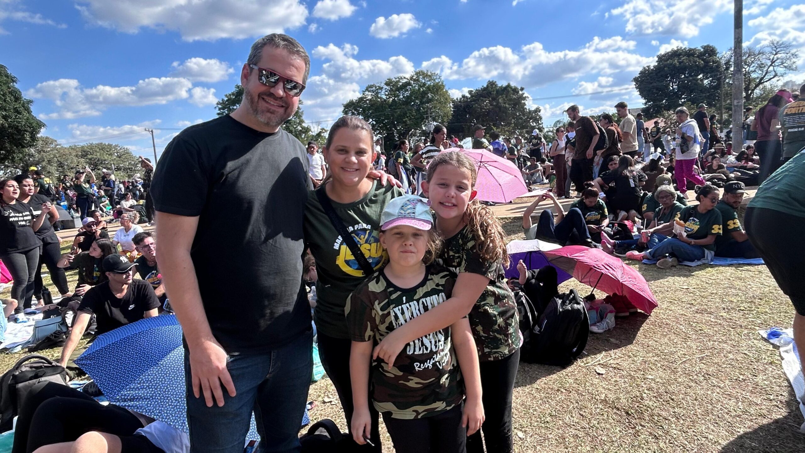 Fé que atravessa gerações: mães e filhos celebram juntos na Marcha para Jesus em SP