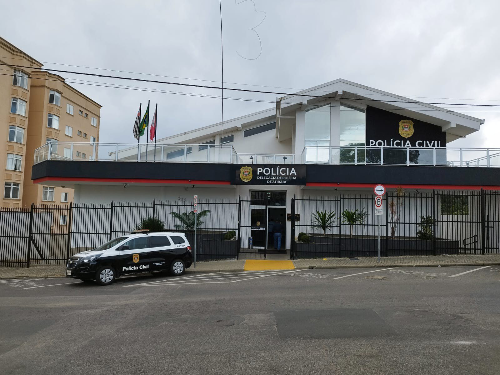 Homem pelado invade casas, assedia mulher e foge com roupas do varal