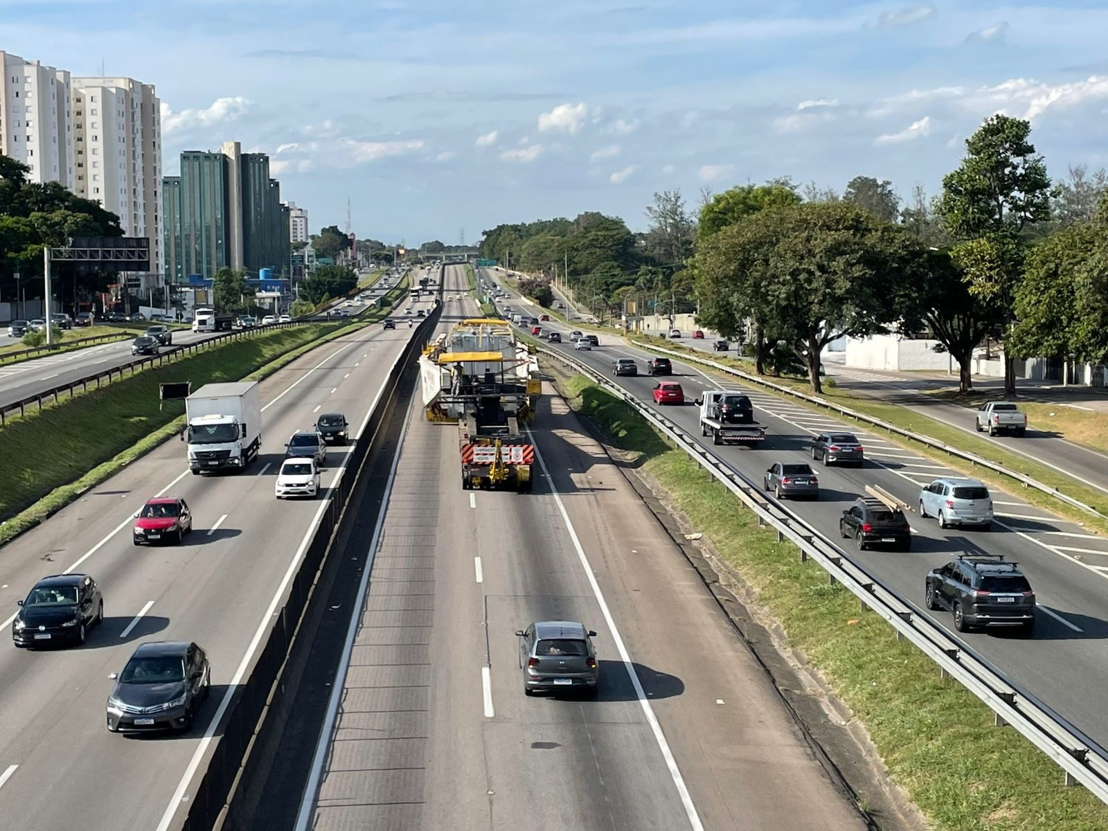Dutra registra movimento intenso e congestionamento em vários pontos da região no retorno do feriado