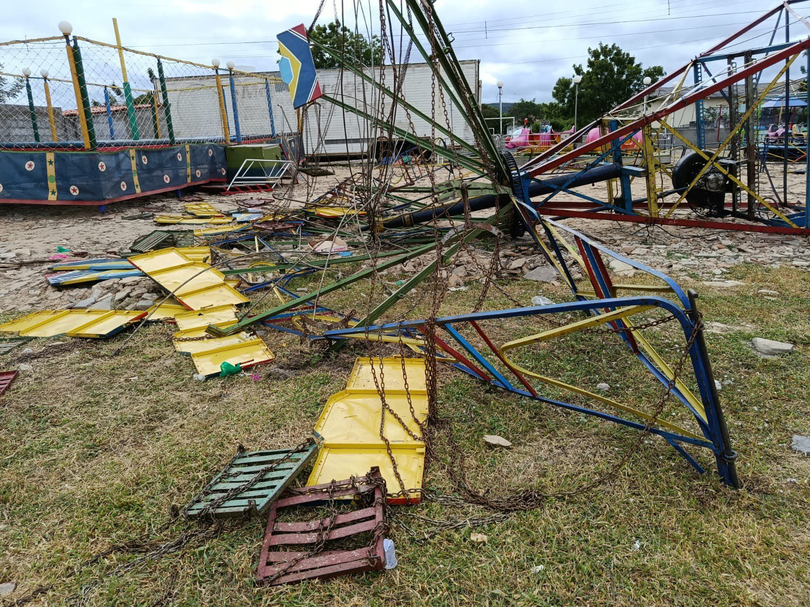 Uma pessoa segue internada após queda de brinquedo em parque de diversões no Piauí