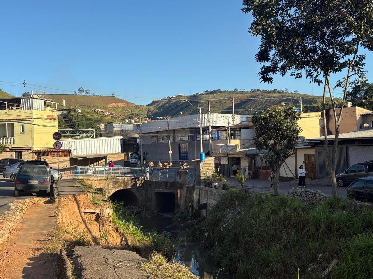 Passagem de pedestres é liberada, mas ponte no Bairro Carlos Chagas segue interditada para veículos em Juiz de Fora