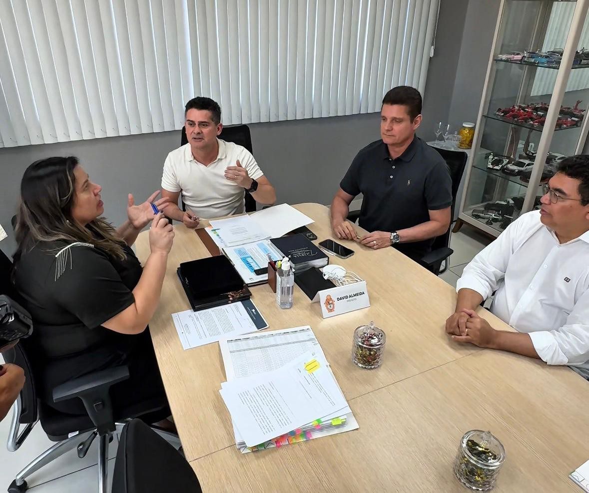 Prefeito sanciona reajuste de 5,48% para mais de 32 mil servidores de Manaus
