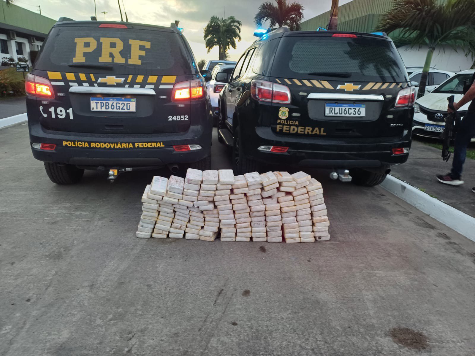 Homem é preso suspeito de transportar mais de 160 kg de cocaína em carreta na Grande João Pessoa