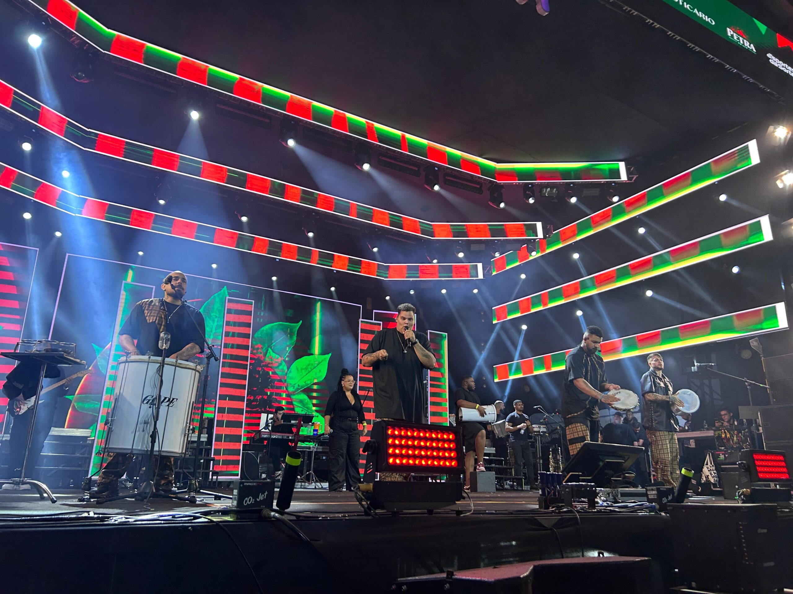 Menos é Mais e público viram uma só voz em apresentação de pagode na Festa Junina de Votorantim