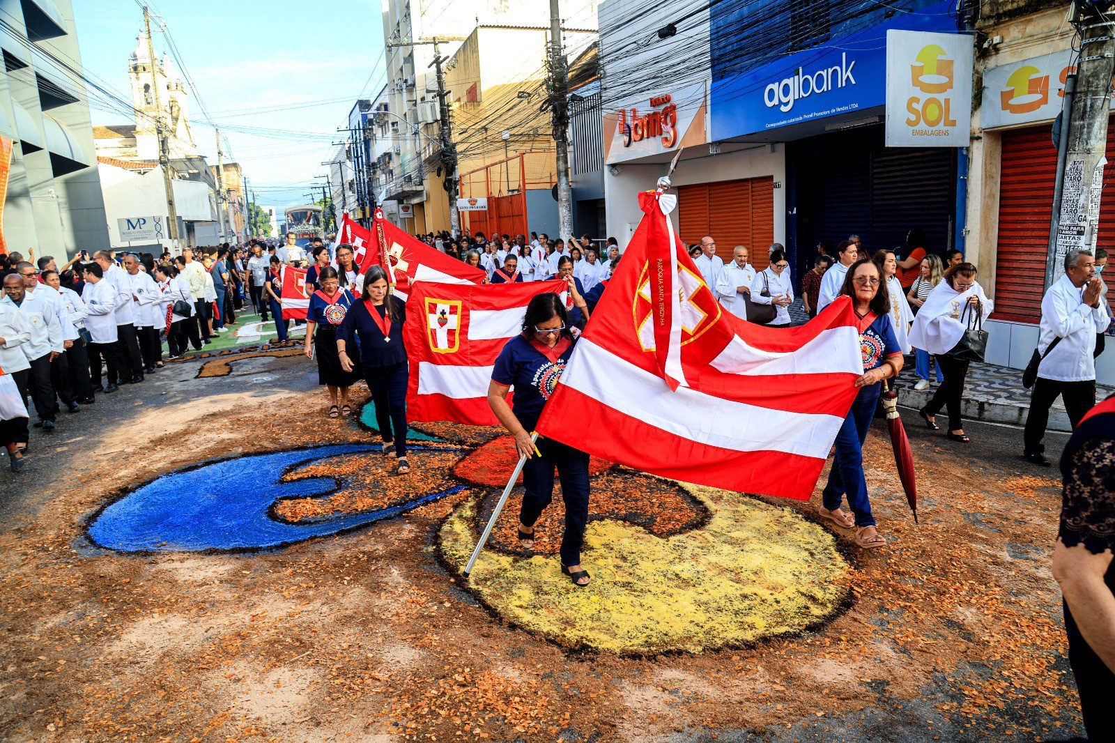 Fiéis lotam ruas do centro de Maceió durante procissão de Corpus Christi