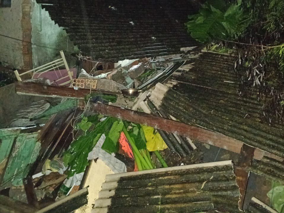 Chuva provoca desabamento de casa em Porto Alegre e atinge morador: ‘Sorte que me levantei da cama’, desabafa