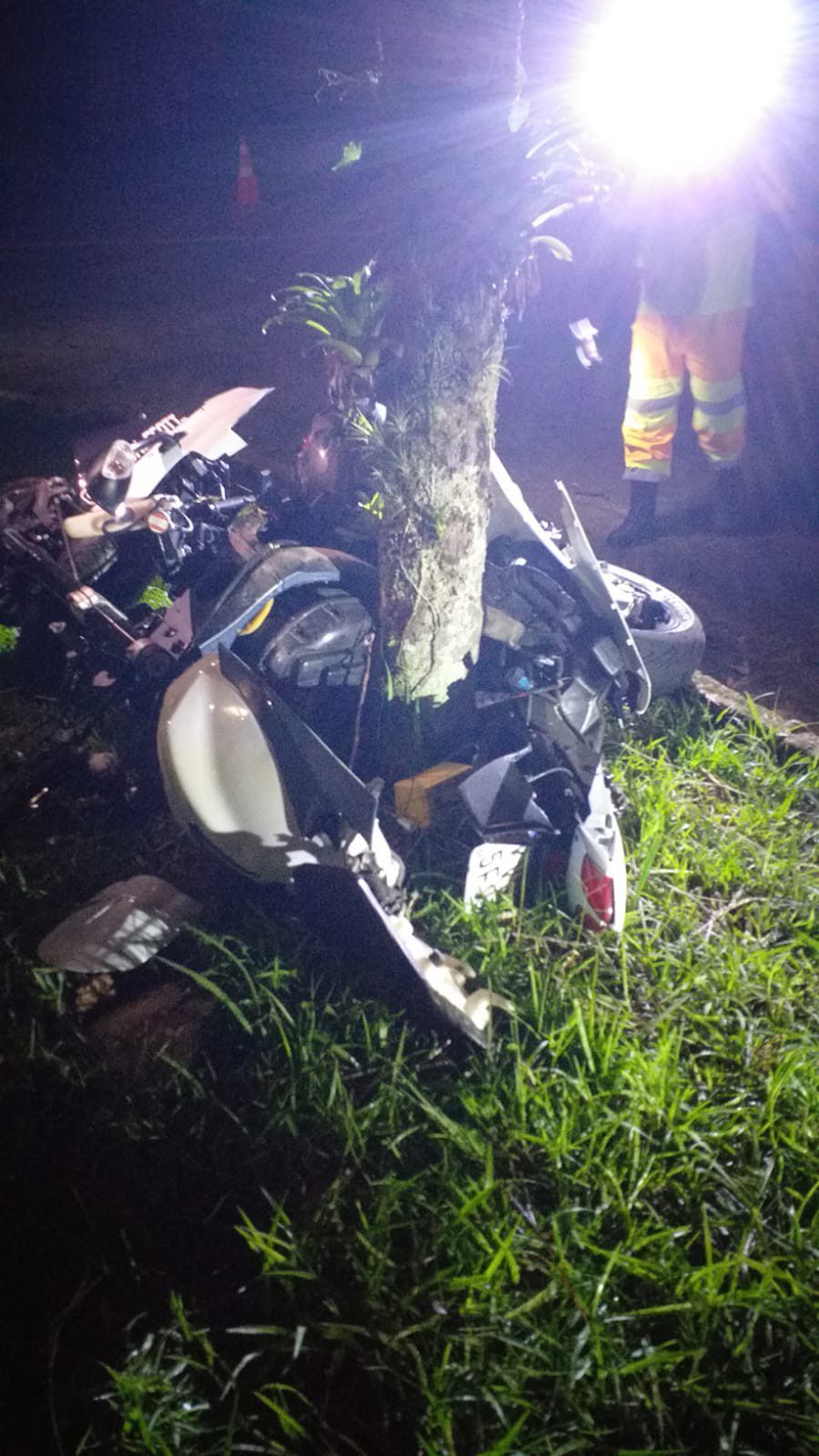 Motociclista fica ferido em acidente com carro em Angra dos Reis
