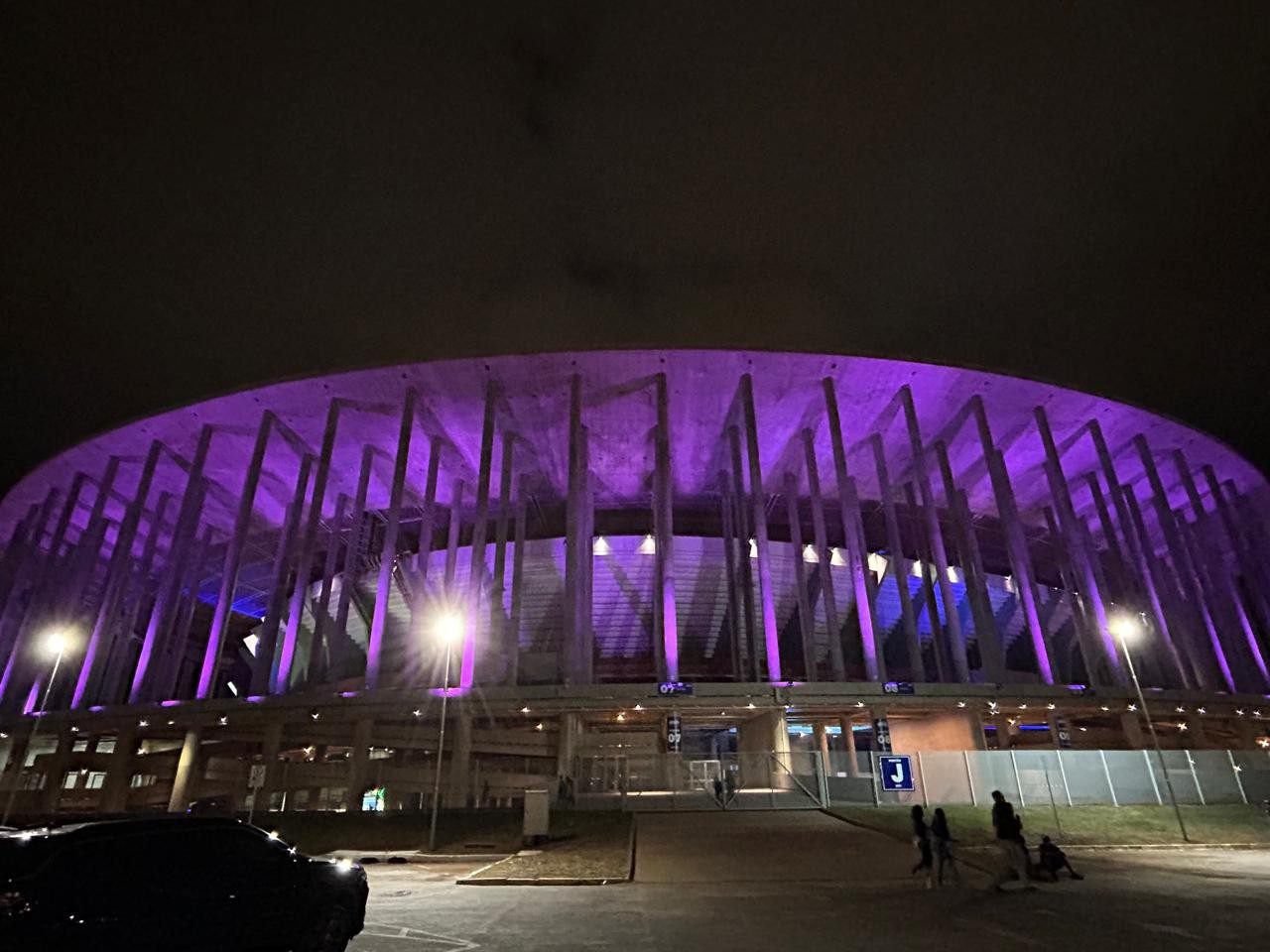 BTS: estádio Mané Garrincha, em Brasília, é iluminado de roxo para fãs celebrarem retorno da banda de K-pop; veja fotos