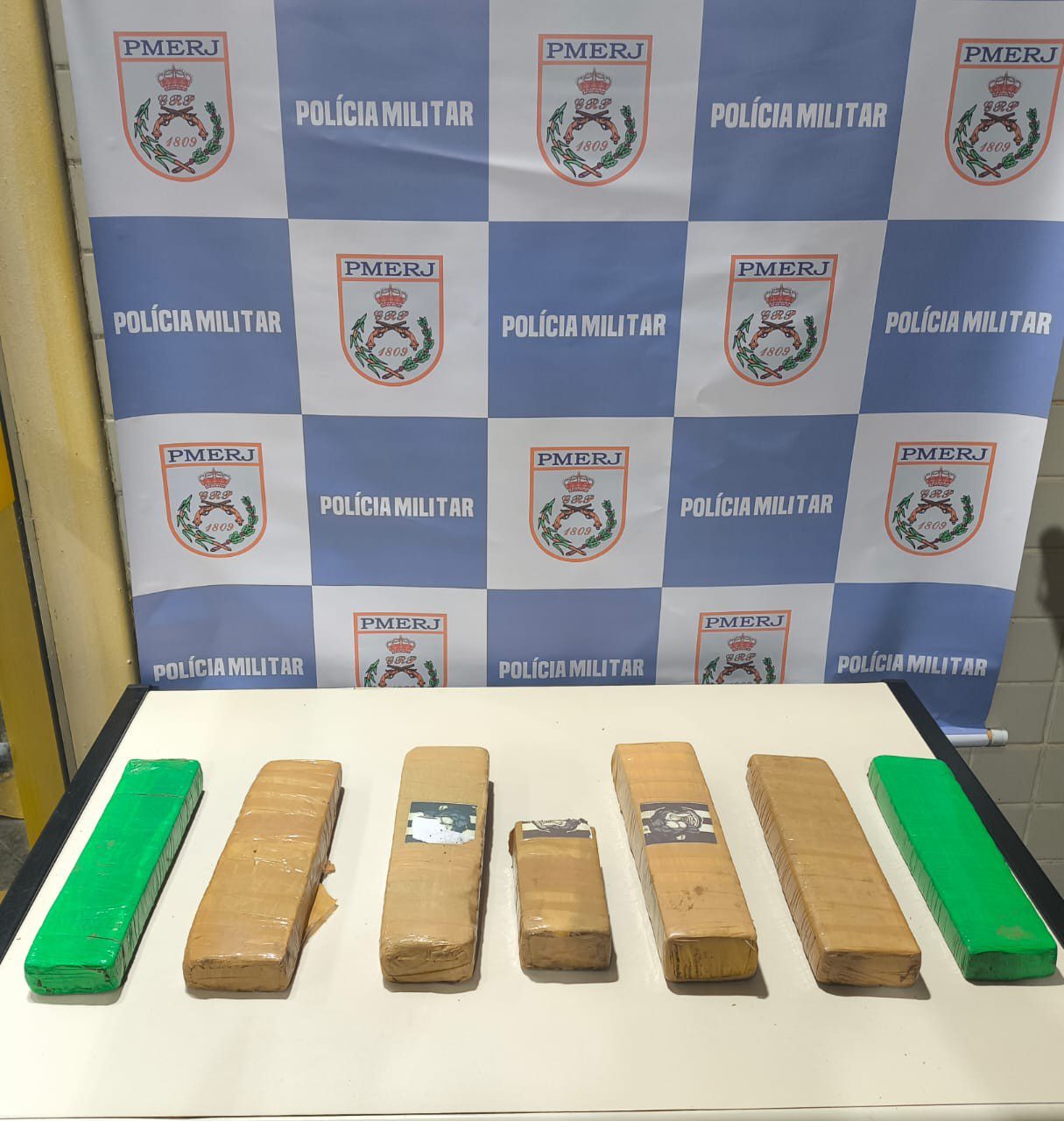 Cerca de 7 kg de maconha são apreendidos dentro de carro na RJ-137, em Vassouras