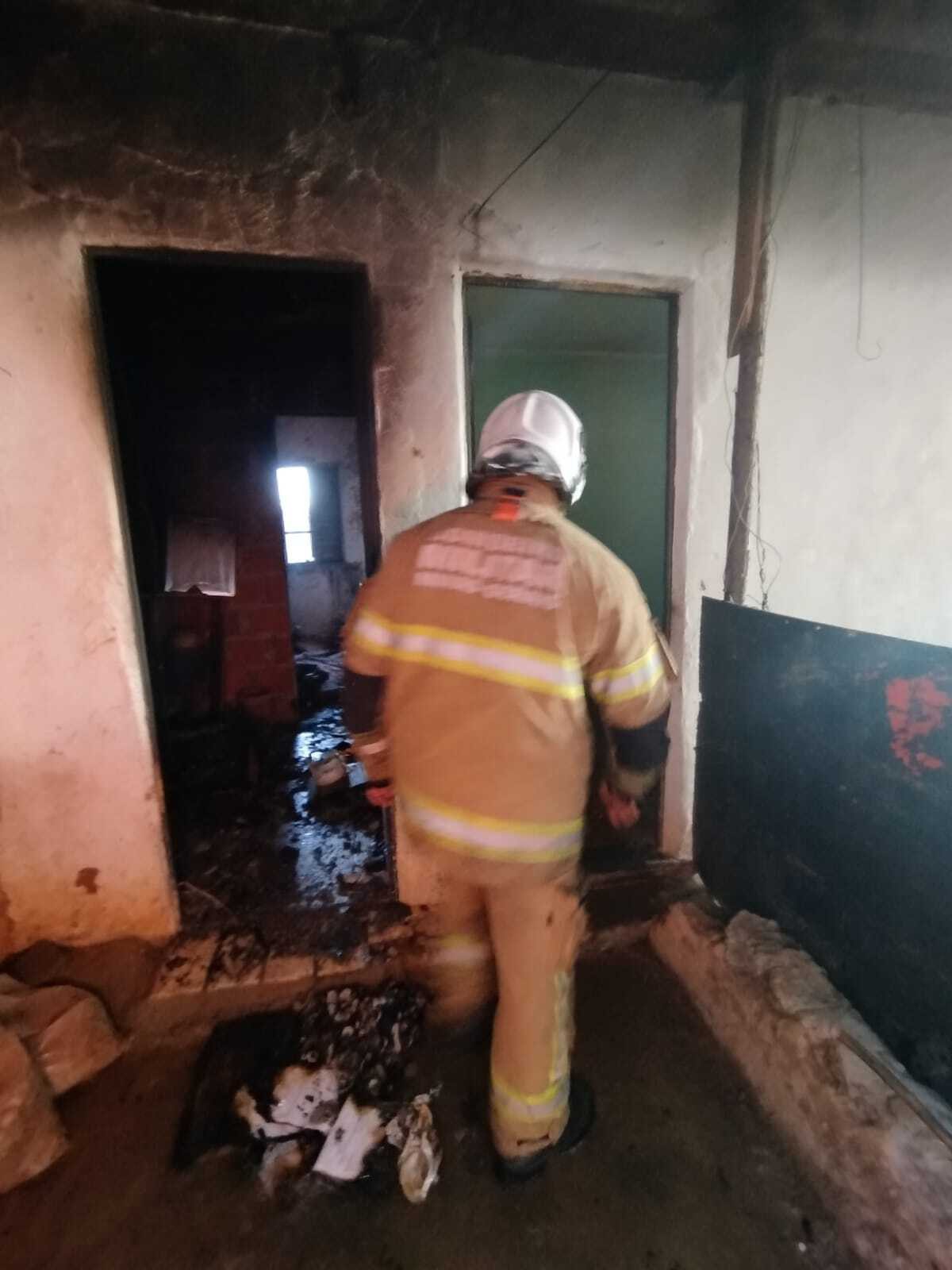 Homem adormece com cigarro aceso e acorda com casa em chamas em Juiz de Fora