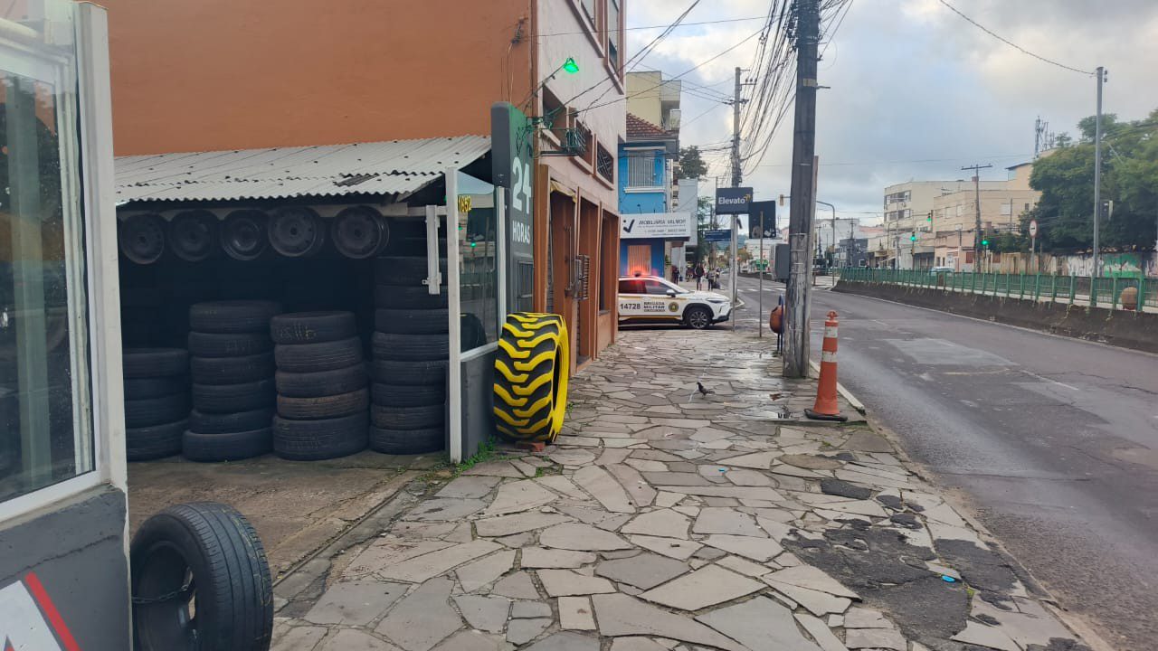 Funcionário de borracharia mata colega com golpes de marreta em Porto Alegre, diz polícia