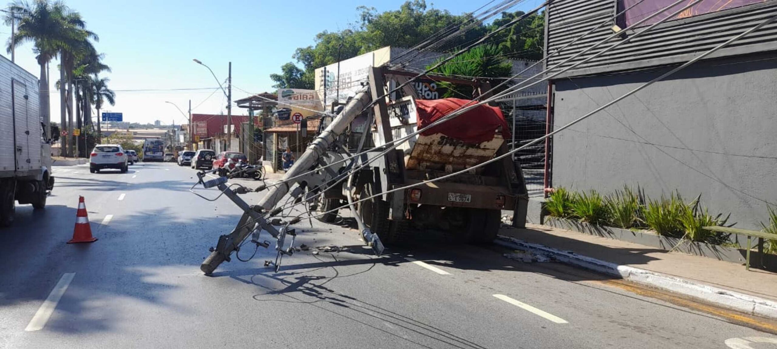 Caminhão bate em poste e deixa mais de 40 casas sem energia em Montes Claros
