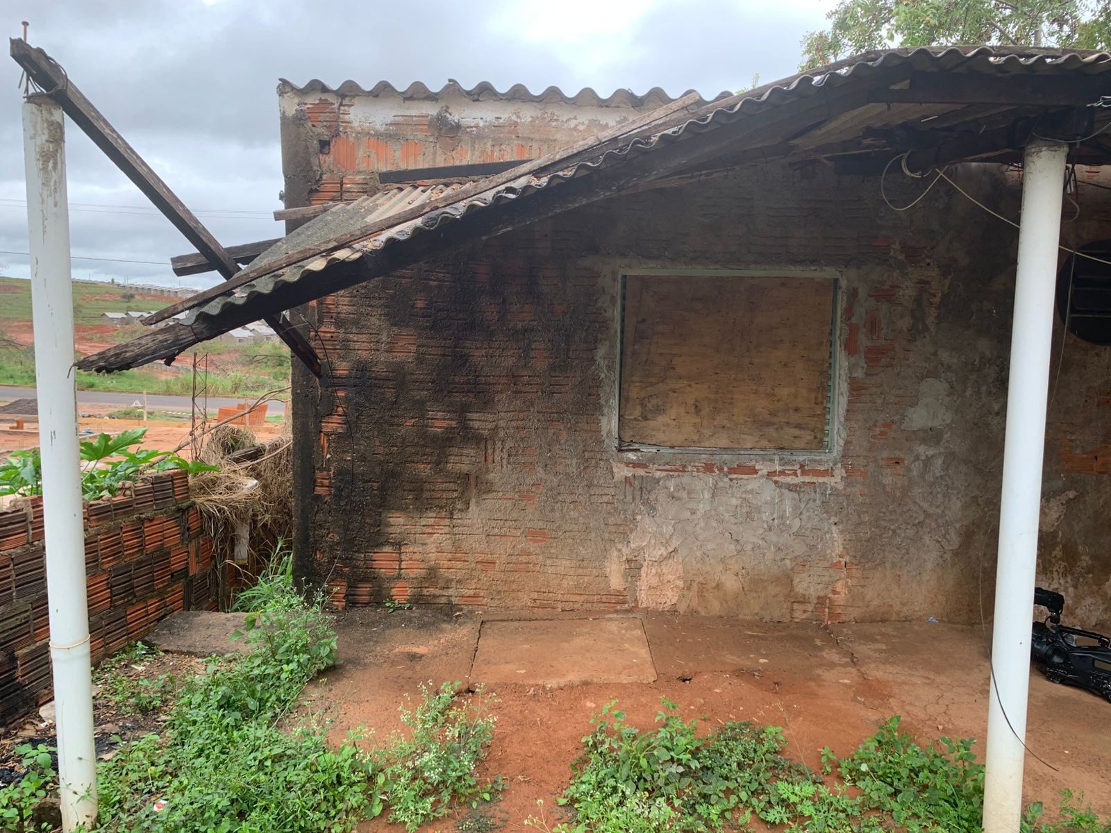 Residência em risco ameaça família no Parque dos Pinheiros, em Álvares Machado