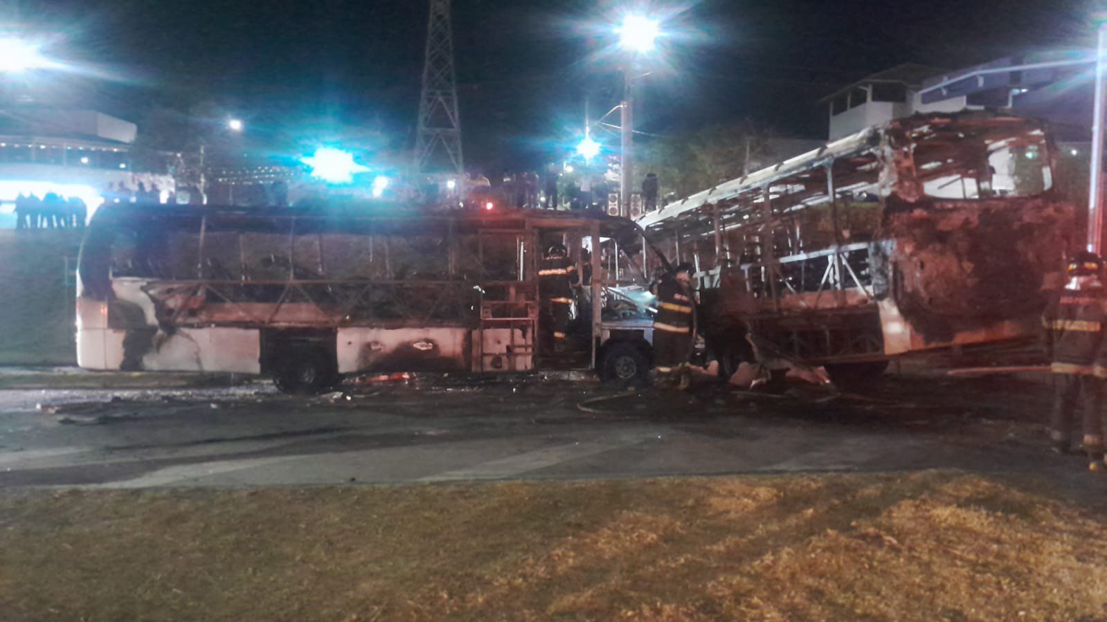 Incêndio criminoso em ônibus em Jacareí foi motivado por morte de suspeito em ação policial, diz PM