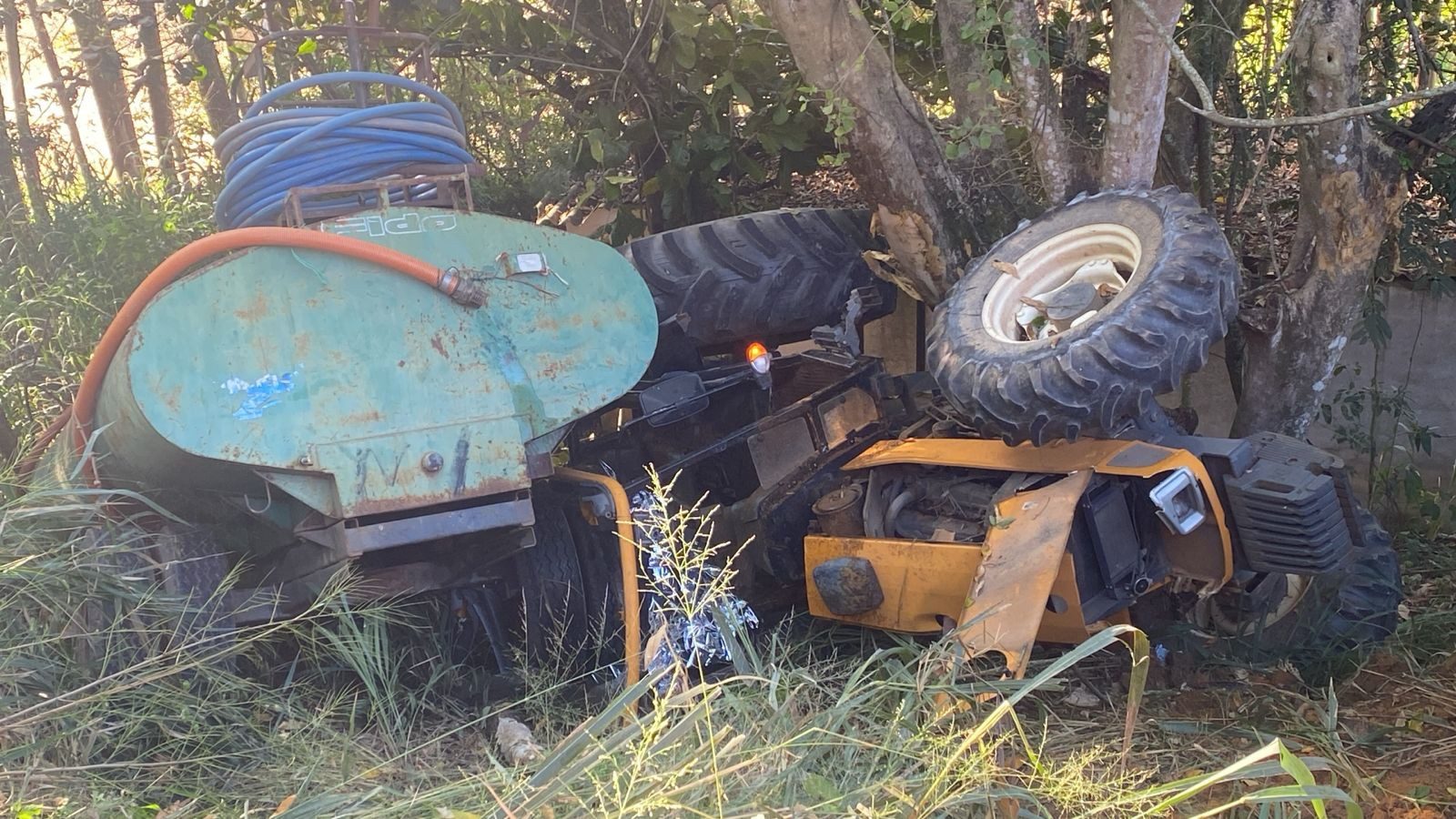 Jovem morre ao cair com trator de ribanceira em Volta Redonda