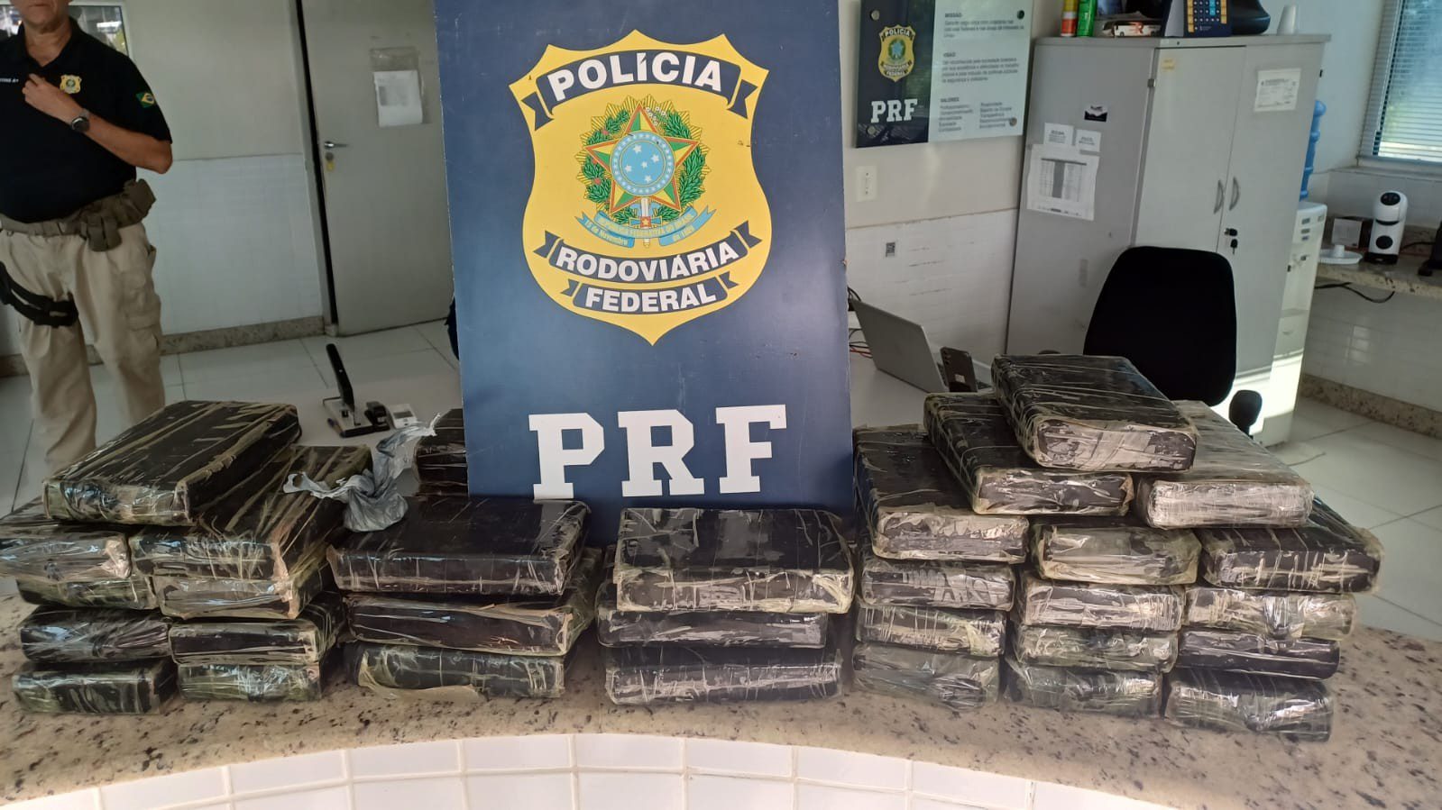 Quatro pessoas são presas suspeitas de transportar 45 kg de cocaína em caminhonete no Agreste da Paraíba