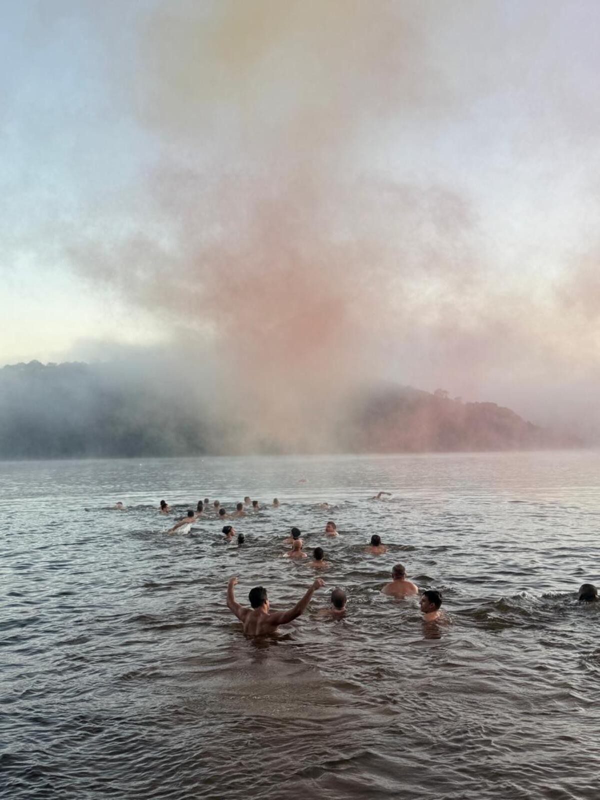 Treino raiz: com ‘frio de rachar’, 10 °C, bombeiros atravessam represa a nado durante treinamento em Juiz de Fora