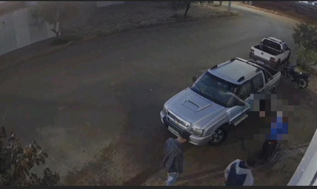 VÍDEO: Mecânico é roubado enquanto lavava caminhonete na porta de oficina no Bairro Novo Mundo em Uberlândia