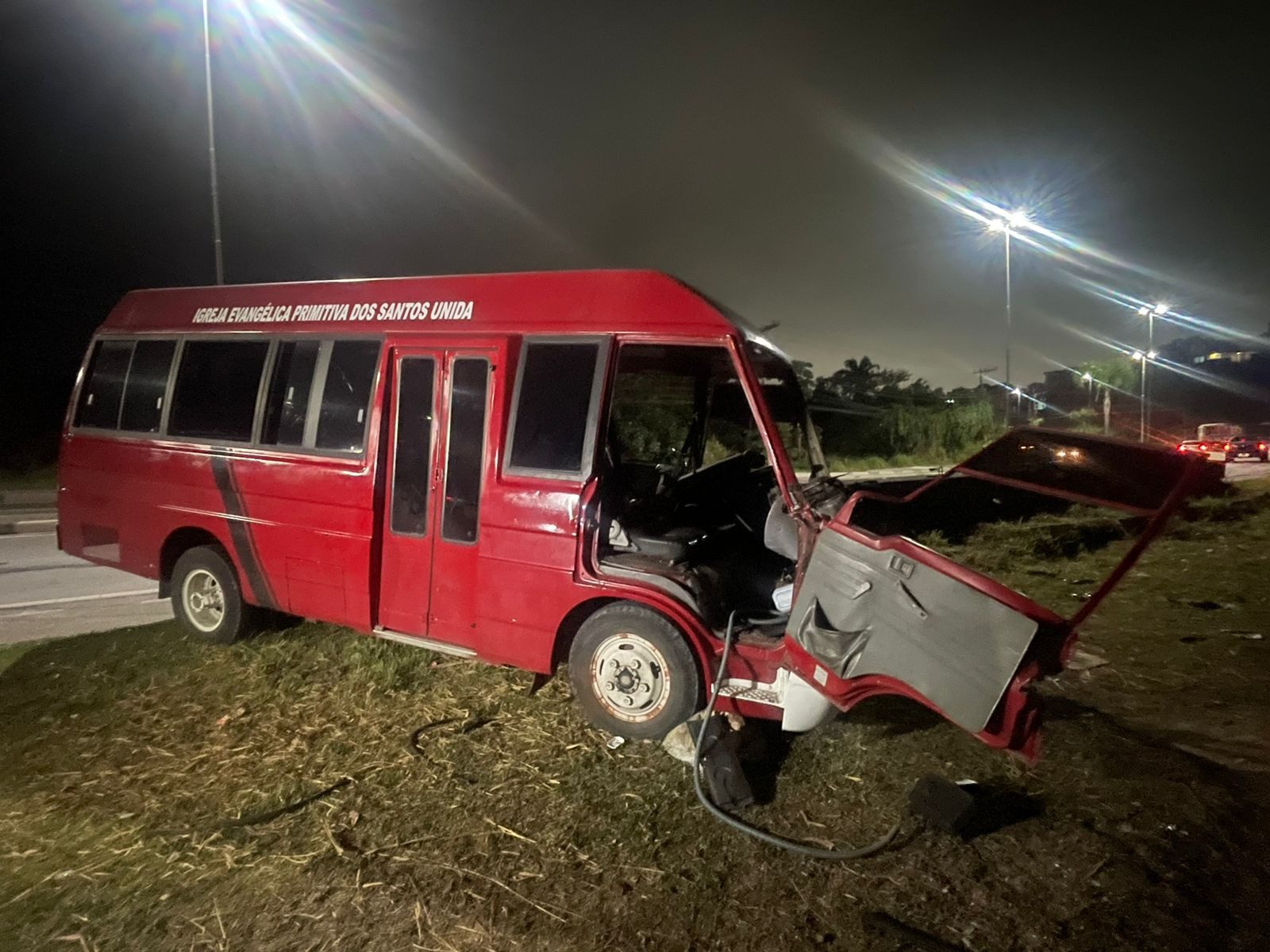 Acidente com micro-ônibus deixa duas vítimas graves e outras 12 feridas na Mogi-Dutra