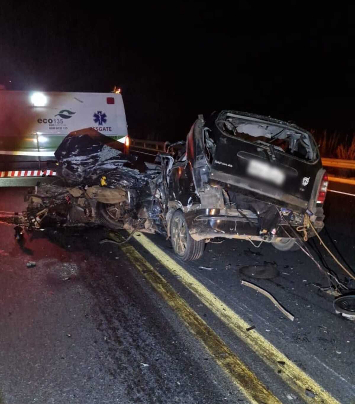 Homem e mulher morrem em batida entre carro e caminhão na BR-135
